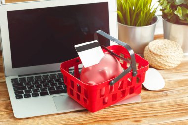 Domuz para Kasası ahşap masa üstünde laptop ile