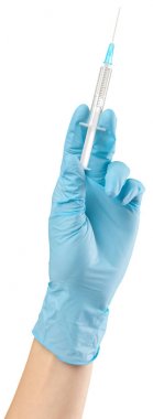 Eldeki şırınga beyaz arkaplanda izole edildi