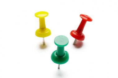 Beyaz arka plan üzerinde izole itme pimleri.