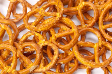 Beyaz arka plan üzerinde izole sırlı ve tuzlu kraker