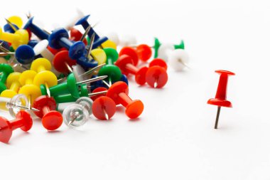 Beyaz arka plan üzerinde izole itme pimleri.