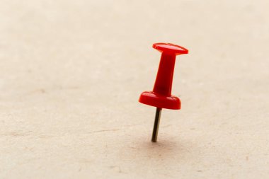 Corkboard arka plan üzerinde kırmızı PIN