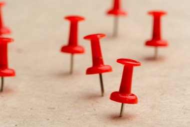 Corkboard arka plan üzerinde kırmızı iğneler