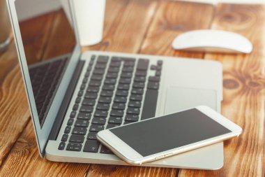 ofis büro dizüstü akıllı telefon ve iş ofis arka plan ile.
