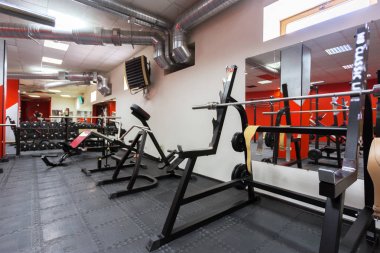 Modern spor salonunda aletleri