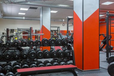 Modern spor salonunda aletleri