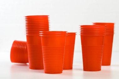 Kırmızı boş tek kullanımlık plastik gözlük