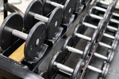 Modern spor salonunda aletleri
