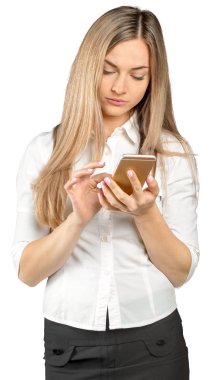 Beyaz arka planda akıllı telefon kullanan genç bir kadın