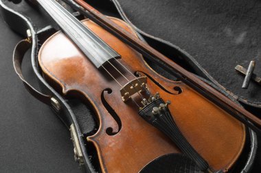 Siyah arka plan üzerine eski kahverengi keman