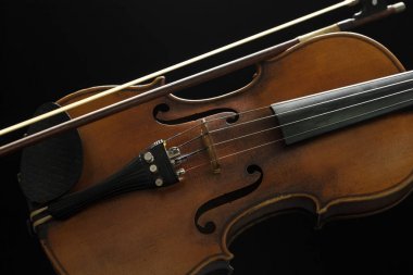 Siyah arka plan üzerine eski kahverengi keman