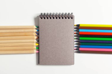 renkli kalemler ve masanın üstünde not etmek