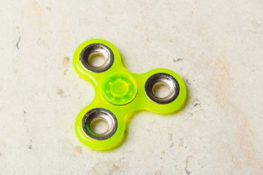 Spinner stres giderici oyuncak taş zemin üzerine kıpır