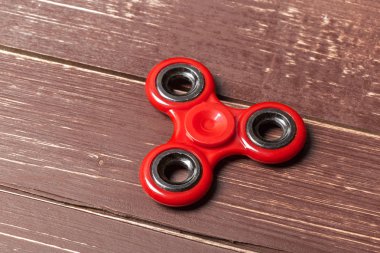 Spinner ahşap bir masa üzerinde kapat.