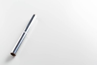 Beyaz arka plan üzerinde izole alüminyum folyo rulo