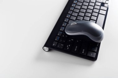 Masadaki klavye ve fare .