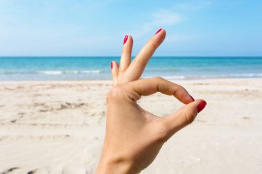 el işareti mavi deniz ve gökyüzü arka plan, yaz seyahat, tatil tatil kavramı arka plan