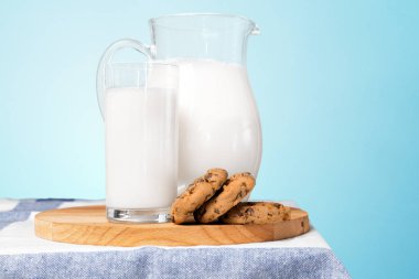 Biraz süt ile sürahi