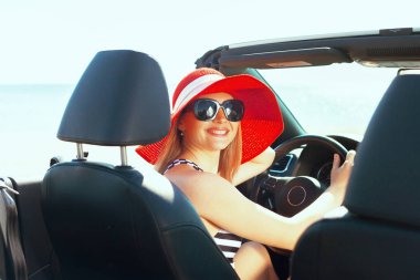 Bir arabada seyahat rahat mutlu kadın