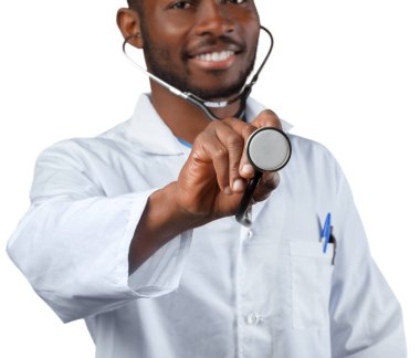 Steteskobu olan doktor beyaz arkaplanda izole edilmiş.
