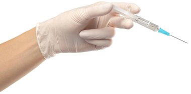 Eldeki şırınga beyaz arkaplanda izole edildi