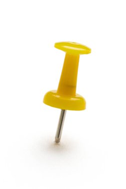 beyaz zemin üzerinde bir raptiye, yakın çekim