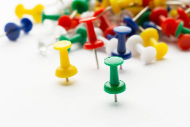 Beyaz arka plan üzerinde izole itme pimleri.