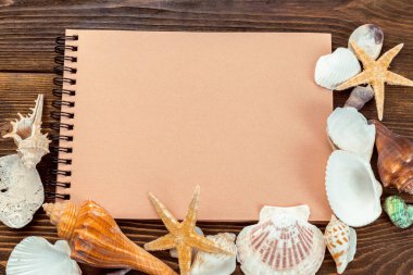 Kabukları ve ahşap masa üstünde not etmek. Kopya alanı ile Üstten Görünüm.