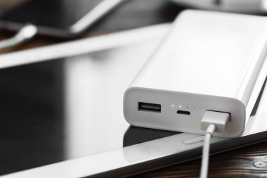powerbank ve ahşap masa, modern araçlar arka plan üzerinde cep telefonu 