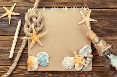 Kabukları ve ahşap masa üstünde not etmek. Kopya alanı ile Üstten Görünüm.