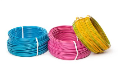 Beyaz arka plan üzerinde izole elektrik kabloları, enerji ve teknoloji donatımı