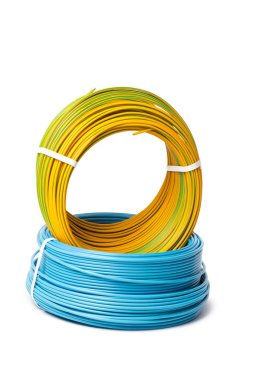 Beyaz arka plan üzerinde izole elektrik kabloları, enerji ve teknoloji donatımı