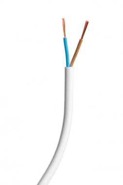 Beyaz arka plan üzerinde izole güç kabloları elektrik