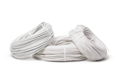 Beyaz arka plan üzerinde izole elektrik kabloları, enerji ve teknoloji donatımı