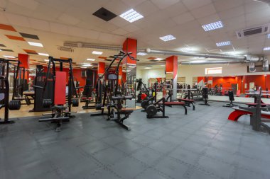 Modern spor salonunda aletleri