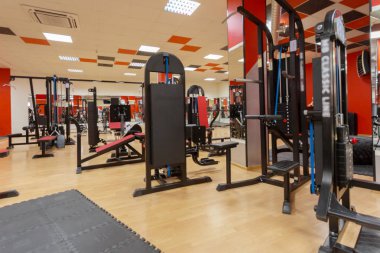 Modern spor salonunda aletleri