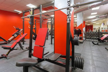Modern spor salonunda aletleri