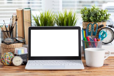Çalışma alanı. ahşap masa laptop boş ekran.