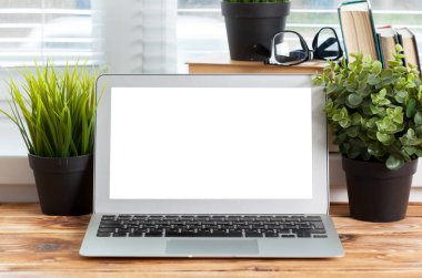 Çalışma alanı. ahşap masa laptop boş ekran.