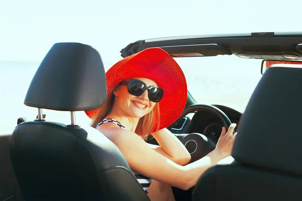 Entspannt Glückliche Frau Die Auto Unterwegs Ist — Stockfoto