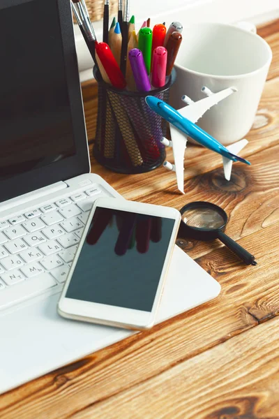 ofis büro dizüstü akıllı telefon ve iş ofis arka plan ile.