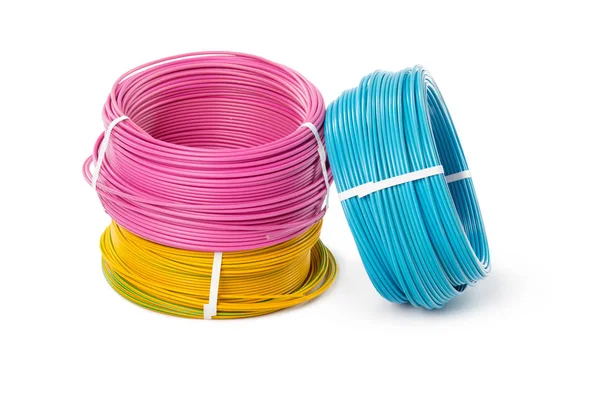 Beyaz arka plan üzerinde izole elektrik kabloları, enerji ve teknoloji donatımı