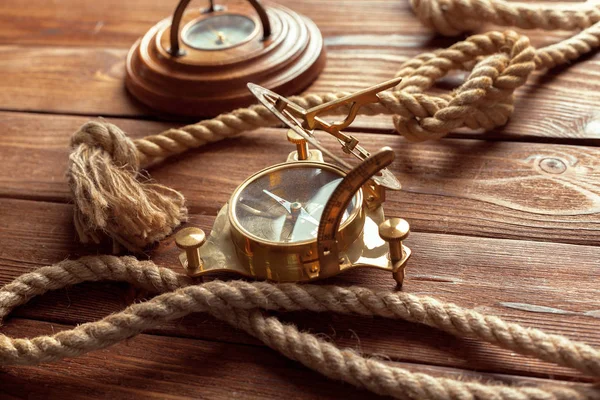 Kompas Provaz Dřevěný Stůl Zblízka — Stock fotografie