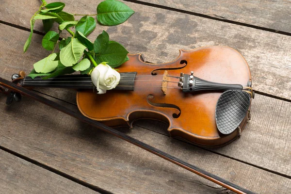 Красивая Скрипка Розой Деревянном Фоне — стоковое фото