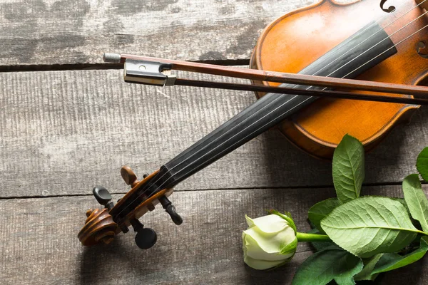 Bellissimo Violino Con Rosa Sfondo Legno — Foto Stock