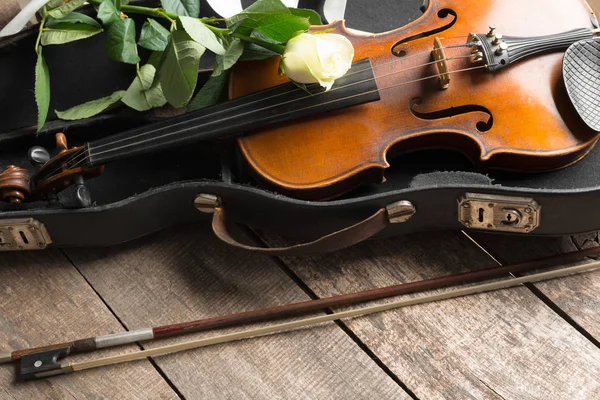 Hermoso Violín Con Rosa Sobre Fondo Madera —  Fotos de Stock