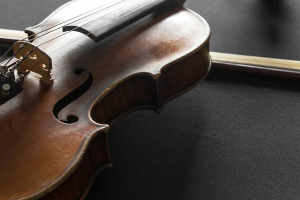 Velho Violino Marrom Fundo Preto — Fotografia de Stock