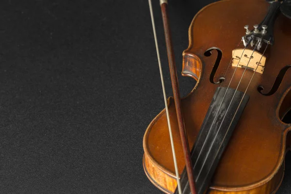 Velho Violino Marrom Fundo Preto — Fotografia de Stock