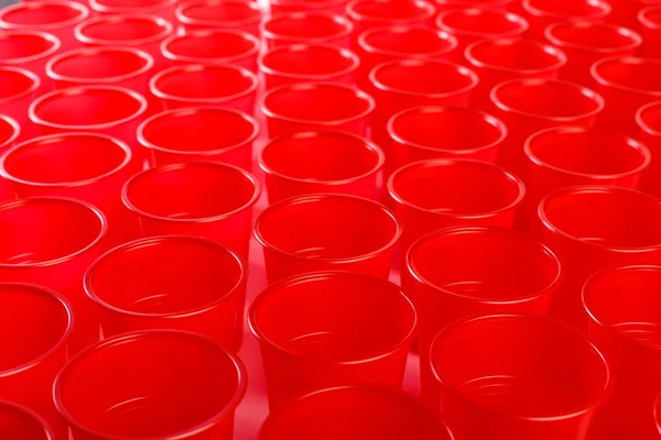 赤い空の使い捨てプラスチック グラス — ストック写真