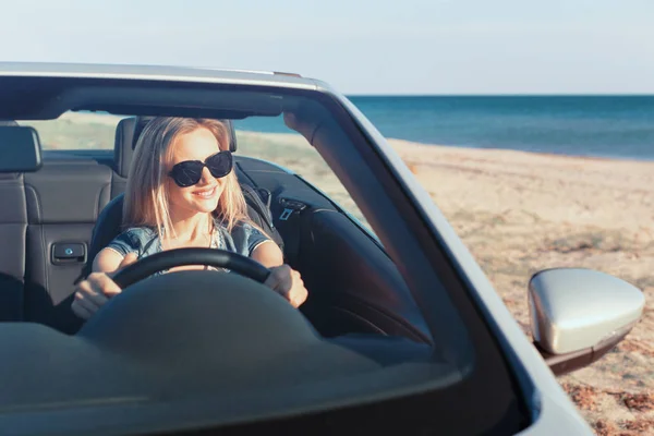 Zrelaksowany Szczęśliwą Kobietą Jadąc Samochodem — Zdjęcie stockowe